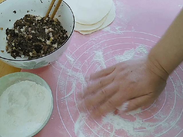 梅菜扣肉饼，传统美食制作艺术探秘