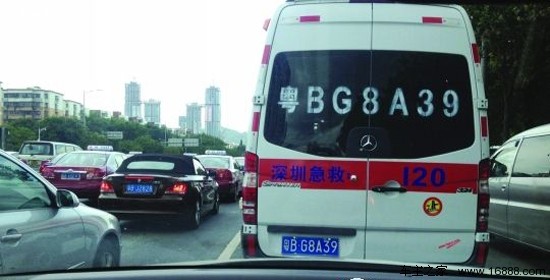 广东深圳救护车变道引发关注，紧急情况下的道路应对与公众责任探讨