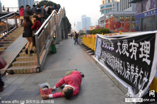 广东深圳的摔倒瞬间，城市繁华背后的挑战与反思